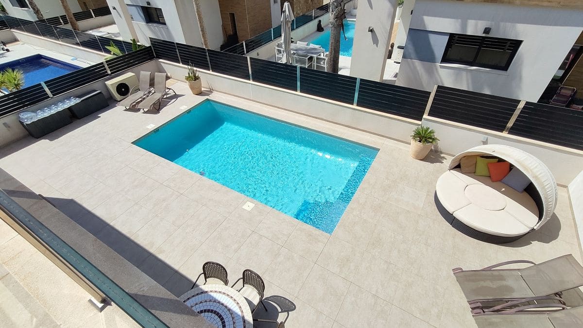 3 soveværelse Villa til salg i La Mata med swimmingpool garage - € 695.000 (Ref: 9859141)