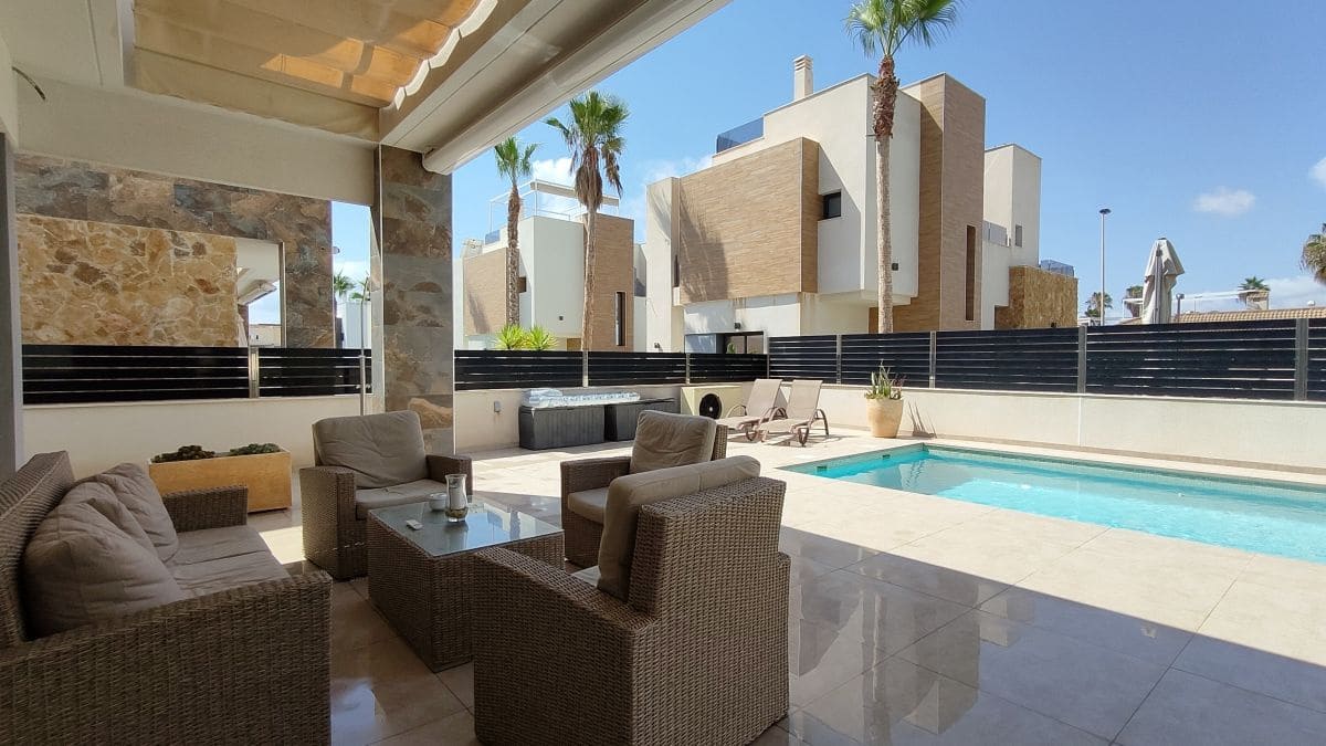 3 soveværelse Villa til salg i La Mata med swimmingpool garage - € 695.000 (Ref: 9859141)