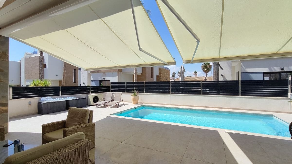 3 soveværelse Villa til salg i La Mata med swimmingpool garage - € 695.000 (Ref: 9859141)