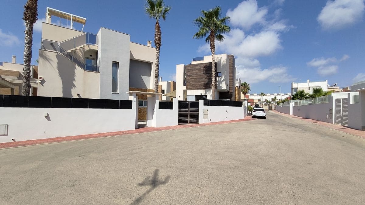 3 soveværelse Villa til salg i La Mata med swimmingpool garage - € 695.000 (Ref: 9859141)
