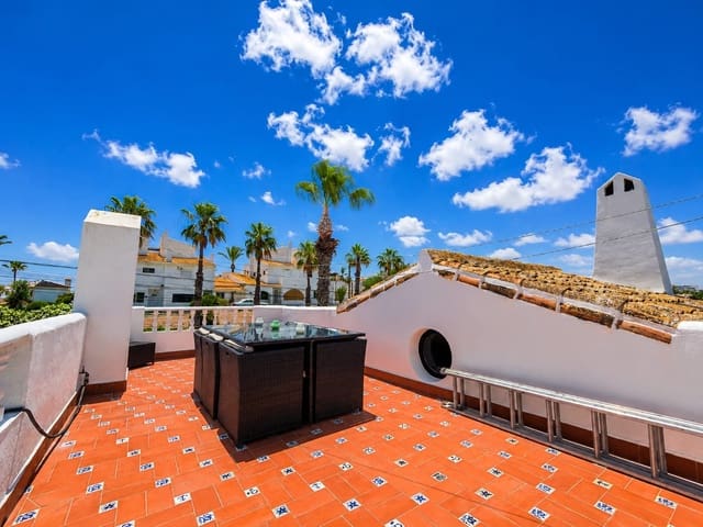 4 soverom Villa til salgs i Villamartin, Orihuela med svømmebasseng garasje - € 424 950 (Ref: 9893280)
