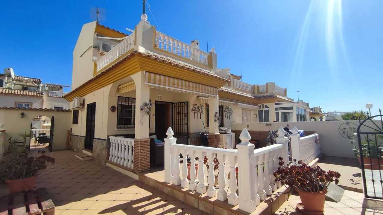 3 soveværelse Semi-Rækkehus til salg i Playa Flamenca med swimmingpool garage - € 295.000 (Ref: 9928771)