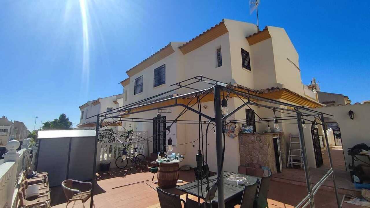 3 soveværelse Semi-Rækkehus til salg i Playa Flamenca med swimmingpool garage - € 295.000 (Ref: 9928771)