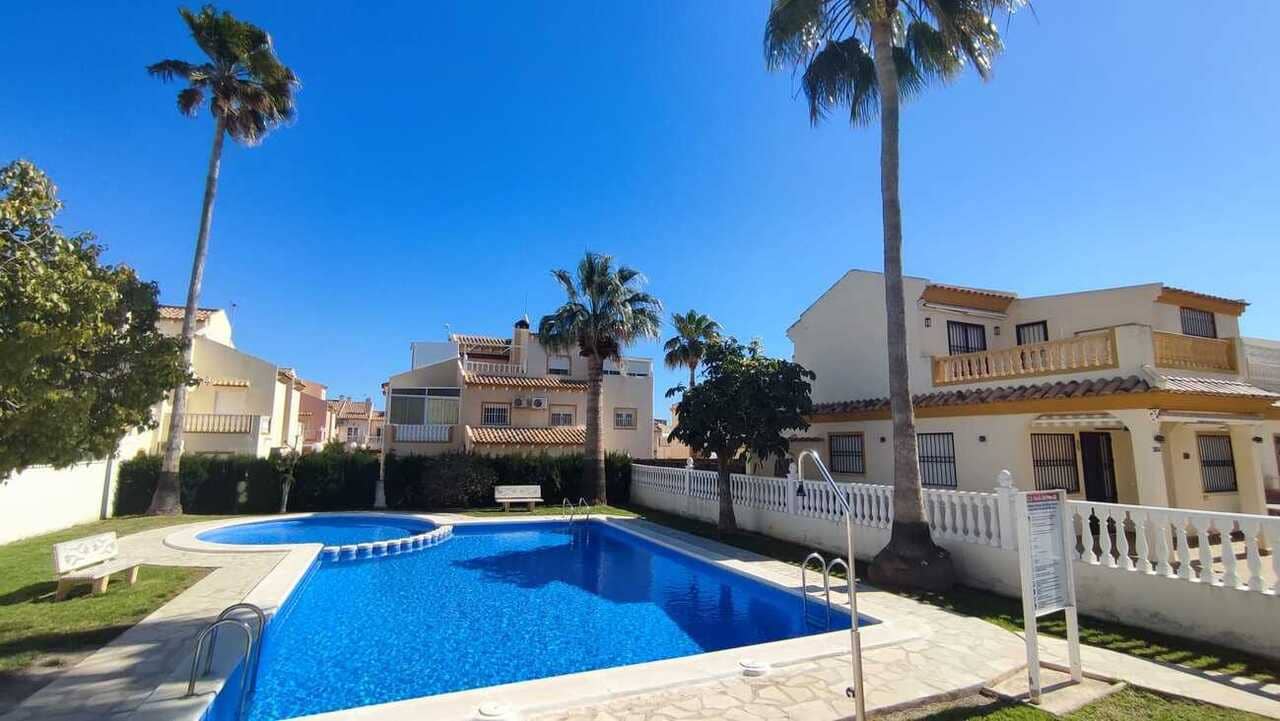 3 soveværelse Semi-Rækkehus til salg i Playa Flamenca med swimmingpool garage - € 295.000 (Ref: 9928771)