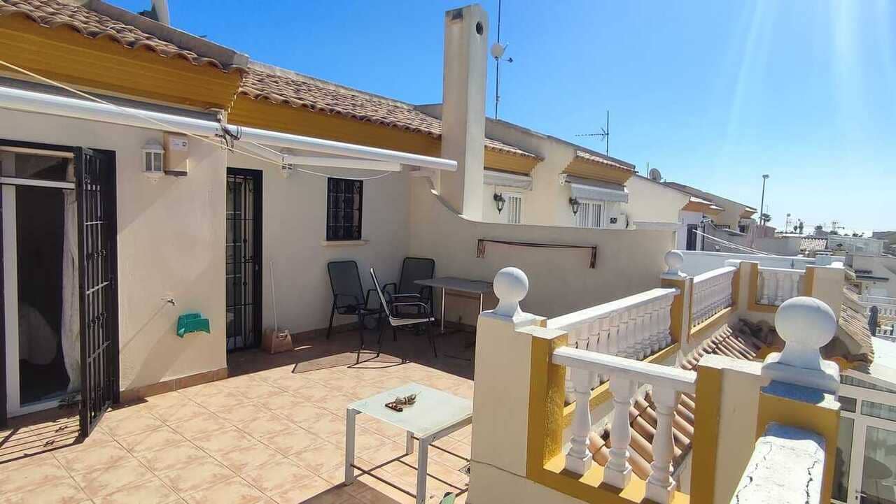 3 soveværelse Semi-Rækkehus til salg i Playa Flamenca med swimmingpool garage - € 295.000 (Ref: 9928771)