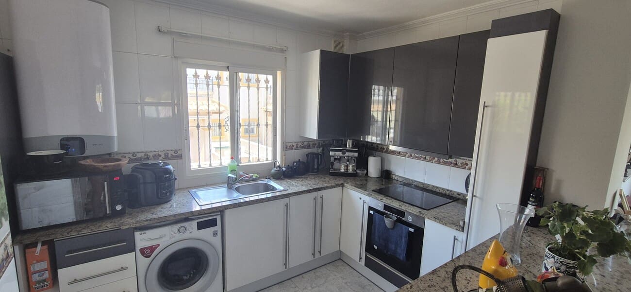 4 soverom Villa til salgs i Villamartin med svømmebasseng garasje - € 389 995 (Ref: 9935574)