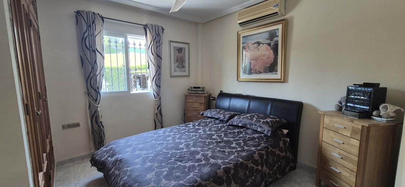 4 soverom Villa til salgs i Villamartin med svømmebasseng garasje - € 389 995 (Ref: 9935574)