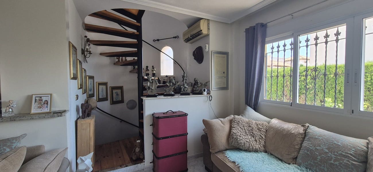 4 soverom Villa til salgs i Villamartin med svømmebasseng garasje - € 389 995 (Ref: 9935574)