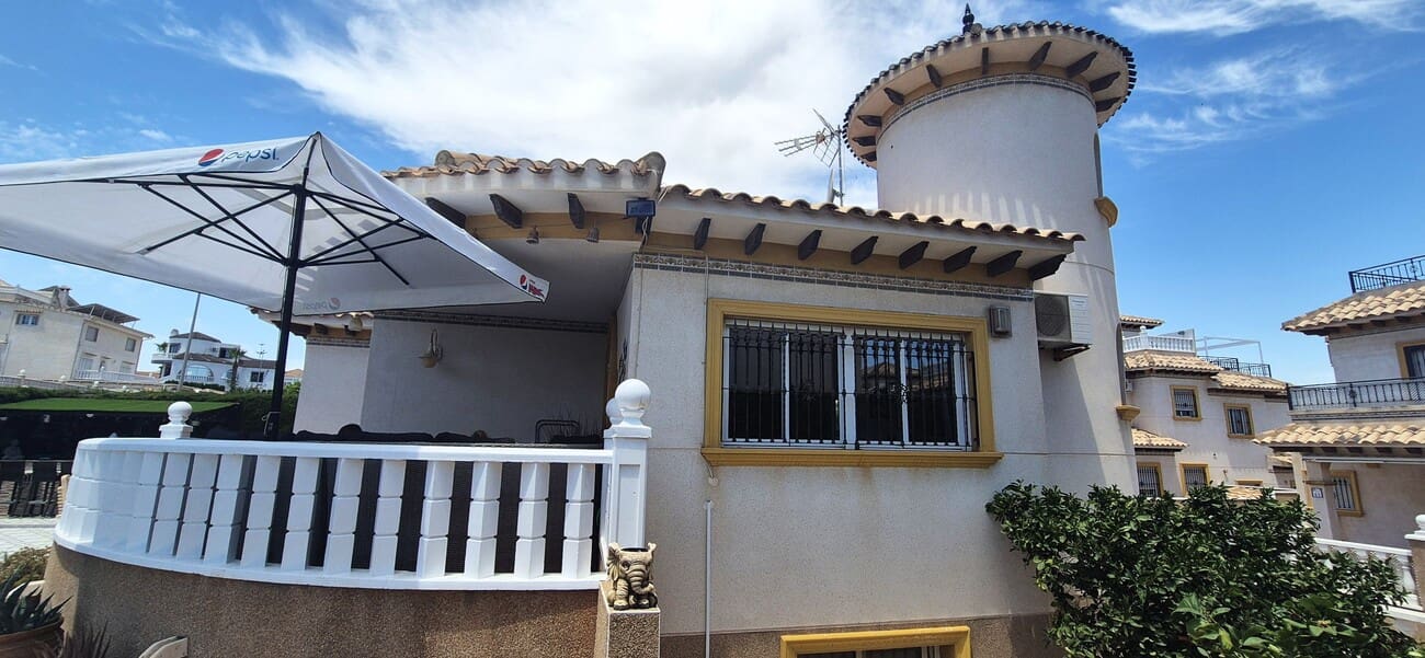 4 soverom Villa til salgs i Villamartin med svømmebasseng garasje - € 389 995 (Ref: 9935574)