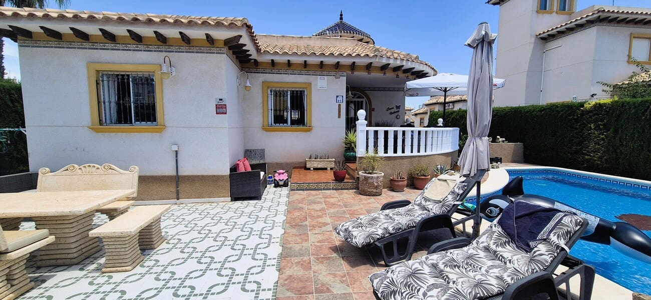 4 soverom Villa til salgs i Villamartin med svømmebasseng garasje - € 389 995 (Ref: 9935574)