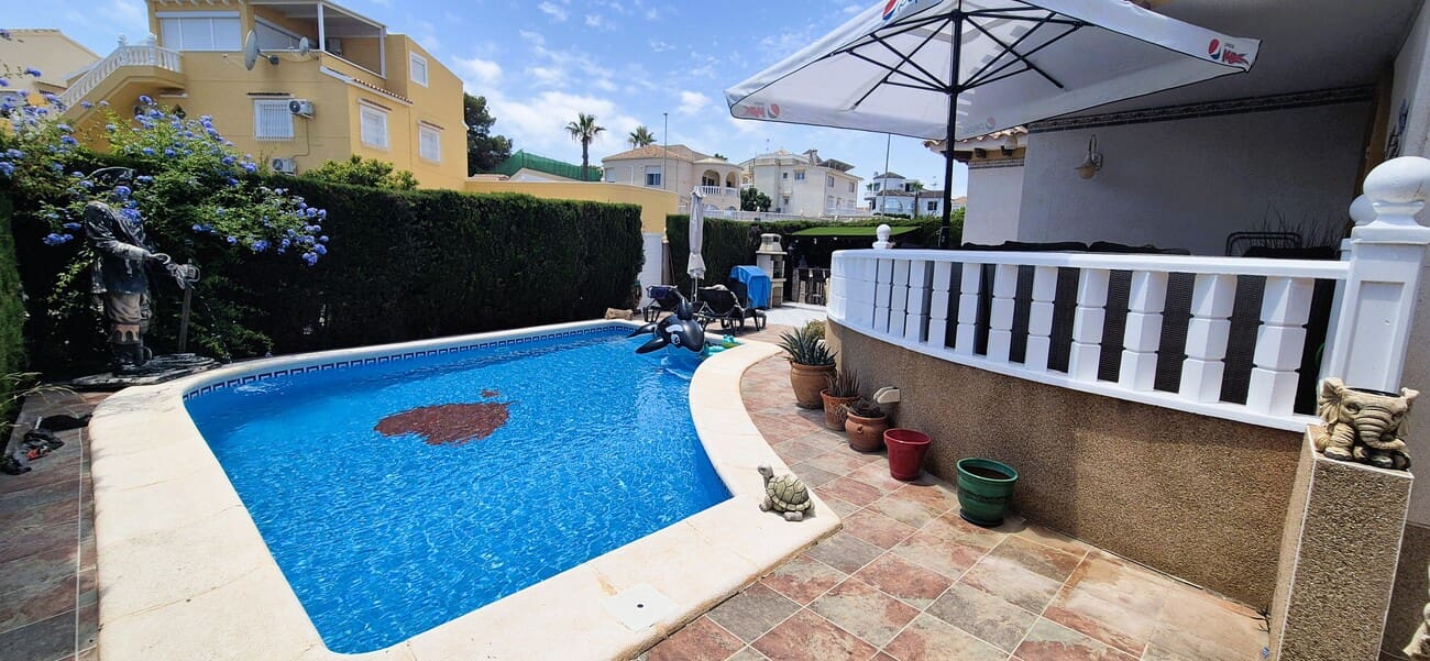 4 soverom Villa til salgs i Villamartin med svømmebasseng garasje - € 389 995 (Ref: 9935574)
