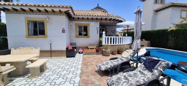 4 soverom Villa til salgs i Villamartin, Orihuela med svømmebasseng garasje - € 389 995 (Ref: 9935574)