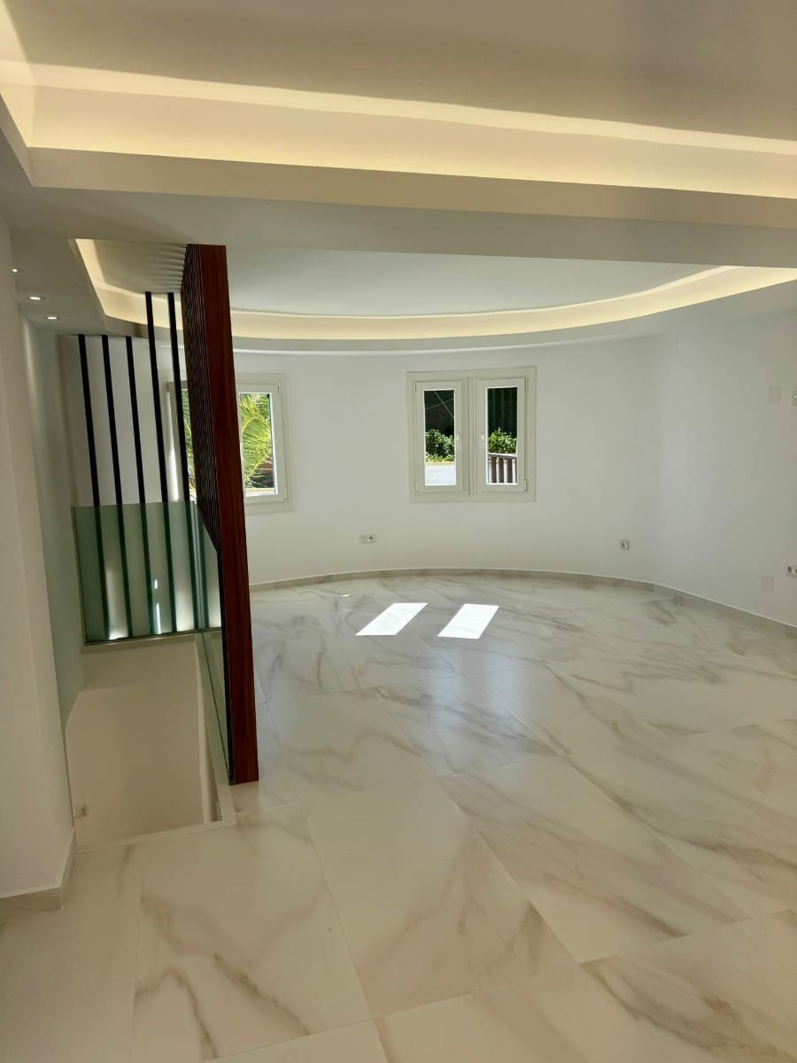 4 Zimmer Villa zu verkaufen in Los Balcones mit Pool - 665.000 € (Ref: 9938764)