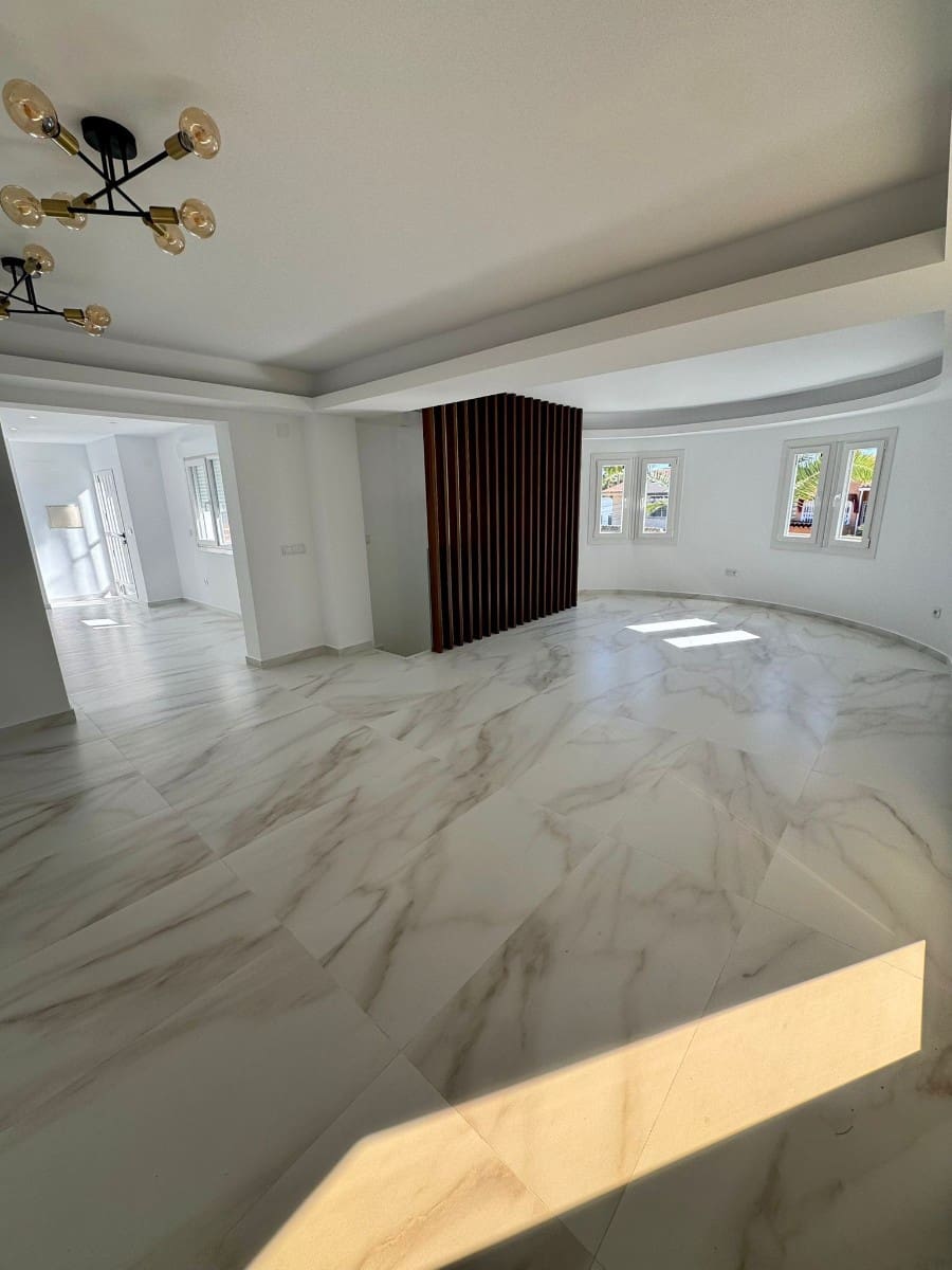 4 Zimmer Villa zu verkaufen in Los Balcones mit Pool - 665.000 € (Ref: 9938764)