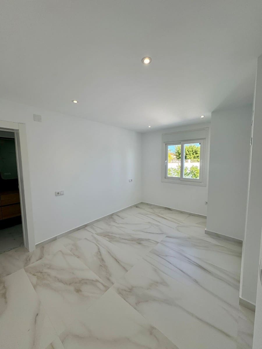4 Zimmer Villa zu verkaufen in Los Balcones mit Pool - 665.000 € (Ref: 9938764)