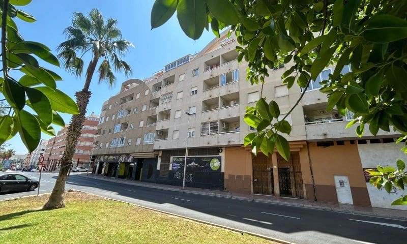 Apartamento de 2 habitaciones en Torrevieja en venta con piscina - 159.995 € (Ref: 9941950)