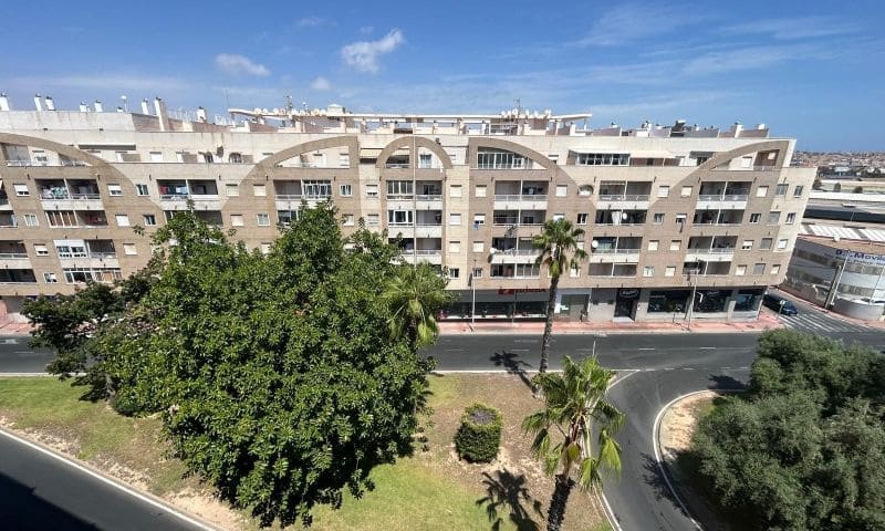 Apartamento de 2 habitaciones en Torrevieja en venta con piscina - 159.995 € (Ref: 9941950)