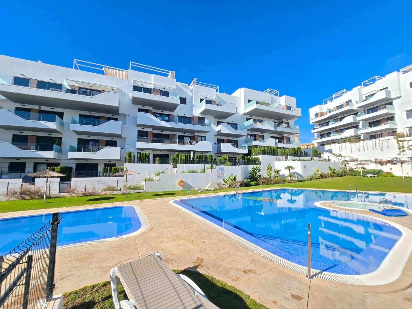 2 soveværelse Lejlighed til salg i Villamartin med swimmingpool garage - € 229.000 (Ref: 9944237)