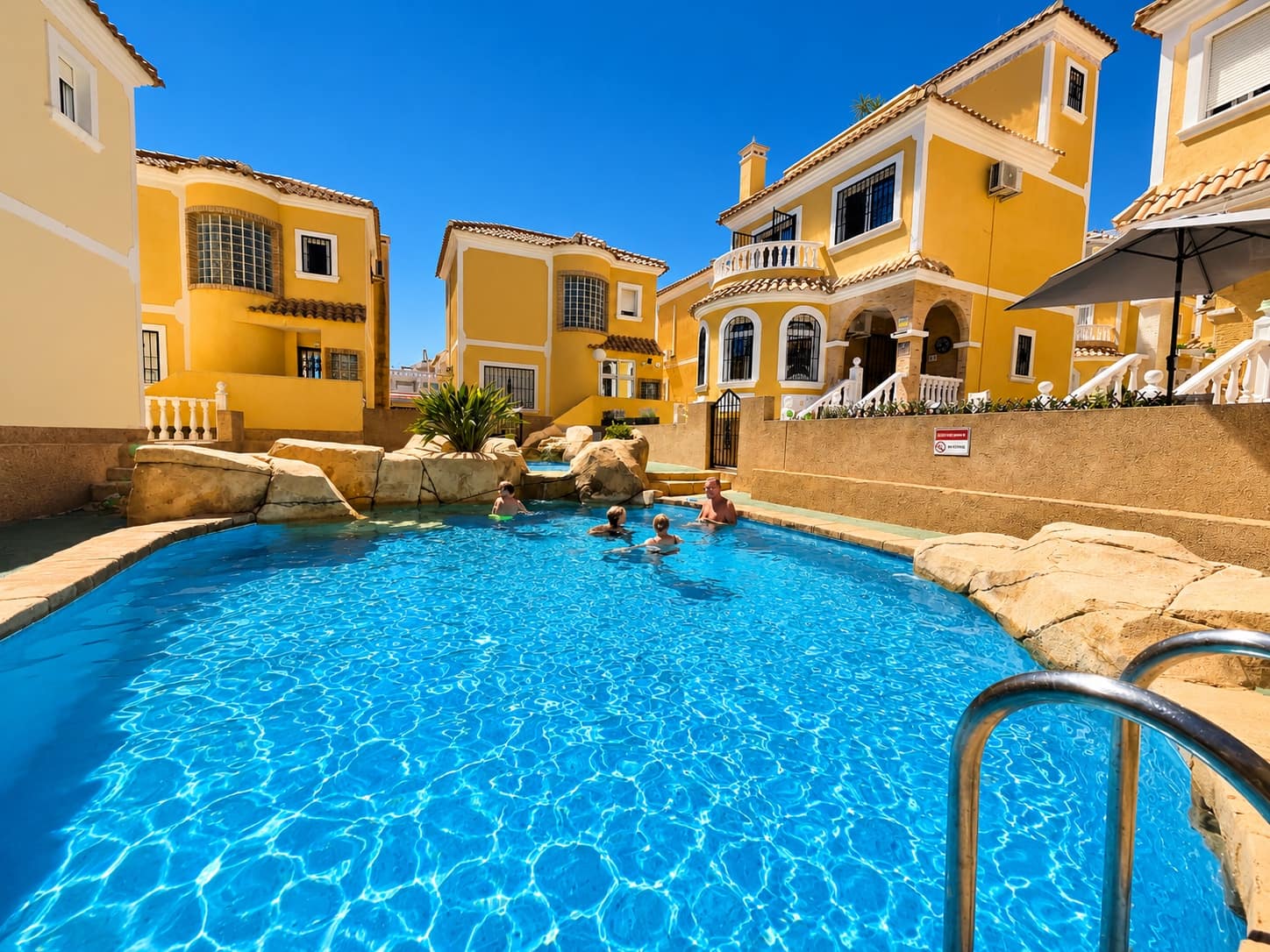 3 soveværelse Villa til salg i Villamartin med swimmingpool garage - € 250.000 (Ref: 9948061)