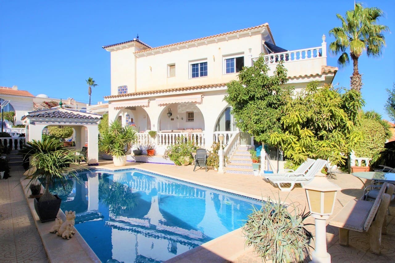 6 soveværelse Villa til salg i Villamartin med swimmingpool - € 469.000 (Ref: 9959237)