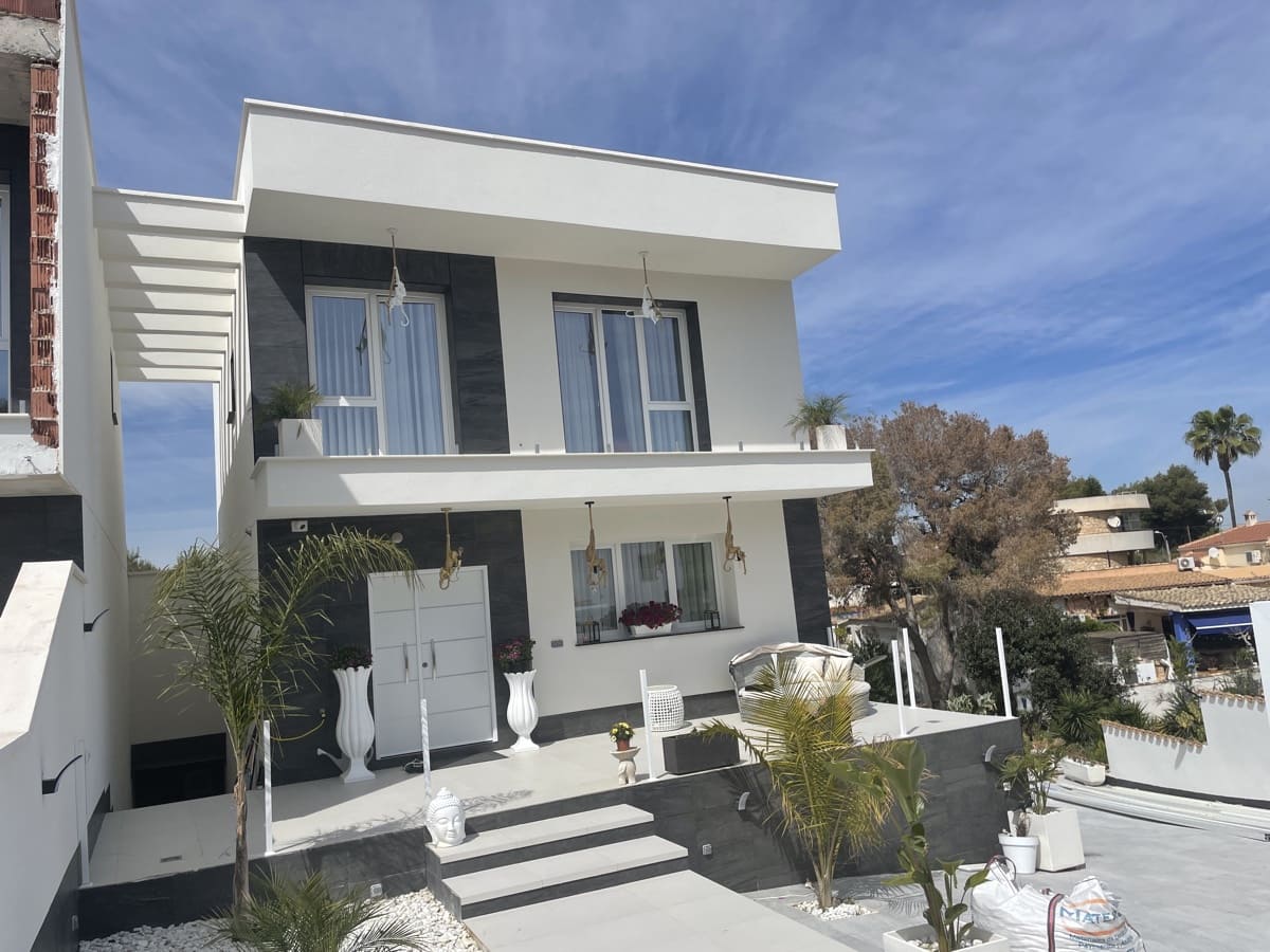 4 Zimmer Villa zu verkaufen in Los Balcones mit Pool Garage - 650.000 € (Ref: 9986435)
