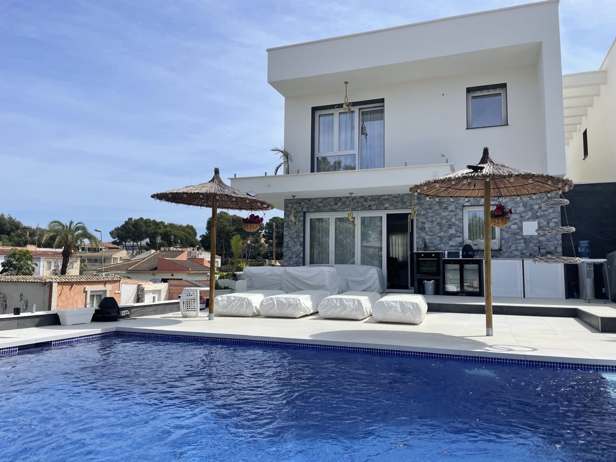 4 Zimmer Villa zu verkaufen in Los Balcones mit Pool Garage - 650.000 € (Ref: 9986435)
