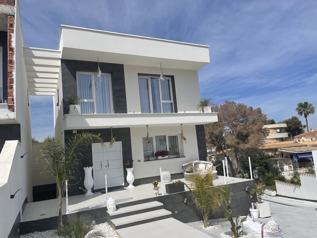 4 Zimmer Villa zu verkaufen in Los Balcones mit Pool Garage - 650.000 € (Ref: 9986435)