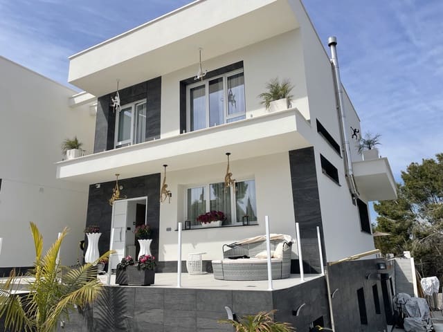 4 Zimmer Villa zu verkaufen in Los Balcones mit Pool Garage - 650.000 € (Ref: 9986435)
