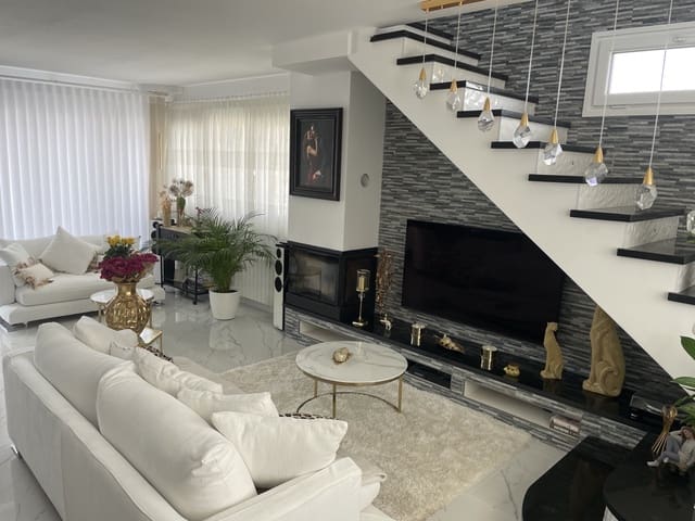 4 Zimmer Villa zu verkaufen in Los Balcones mit Pool Garage - 650.000 € (Ref: 9986435)