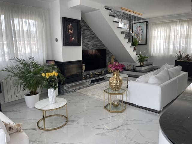 4 Zimmer Villa zu verkaufen in Los Balcones mit Pool Garage - 650.000 € (Ref: 9986435)
