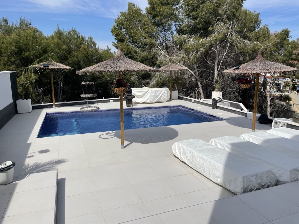 4 Zimmer Villa zu verkaufen in Los Balcones mit Pool Garage - 650.000 € (Ref: 9986435)