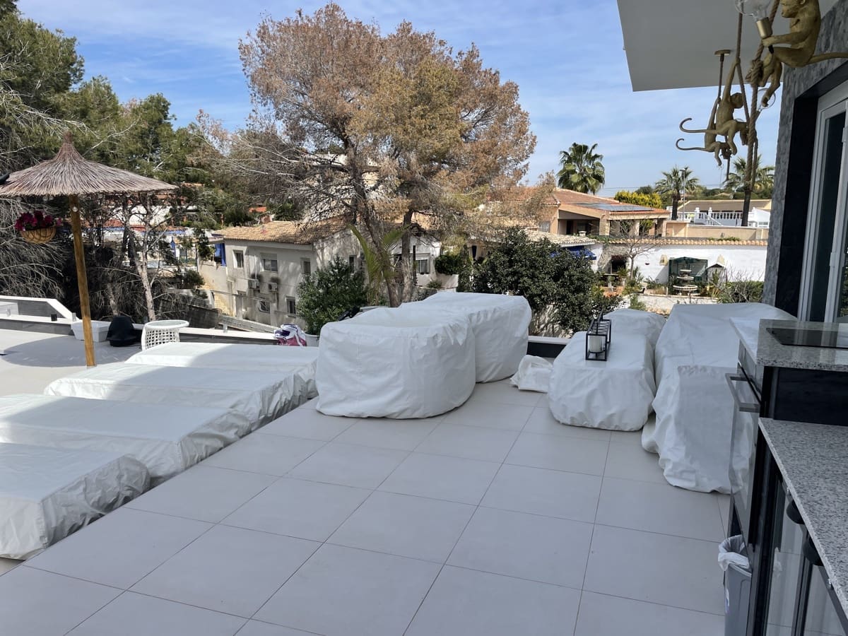 4 Zimmer Villa zu verkaufen in Los Balcones mit Pool Garage - 650.000 € (Ref: 9986435)