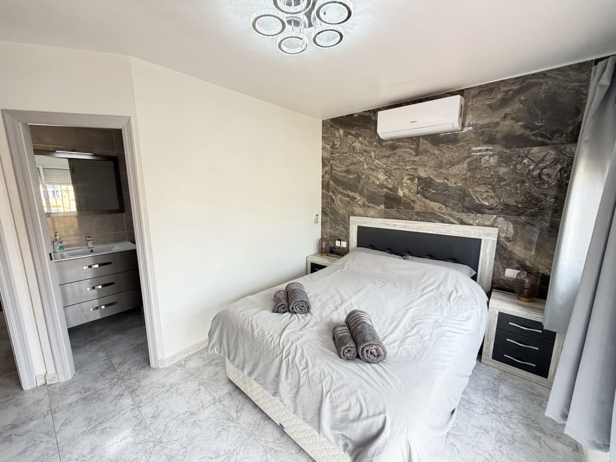 4 soveværelse Villa til salg i Villamartin med swimmingpool garage - € 385.000 (Ref: 9990242)