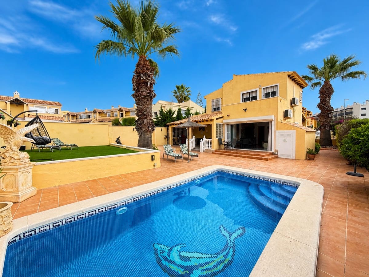 4 soveværelse Villa til salg i Villamartin med swimmingpool garage - € 385.000 (Ref: 9990242)