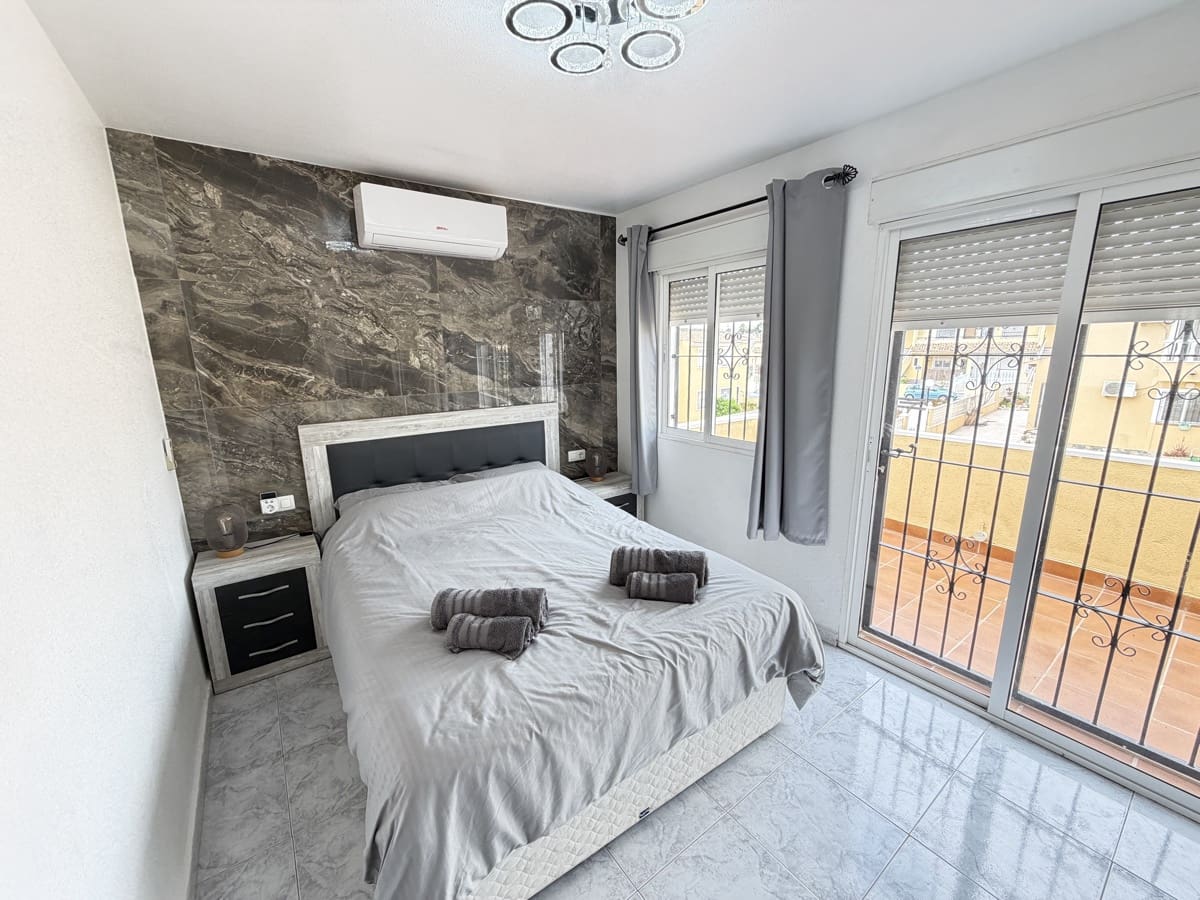 4 soveværelse Villa til salg i Villamartin med swimmingpool garage - € 385.000 (Ref: 9990242)
