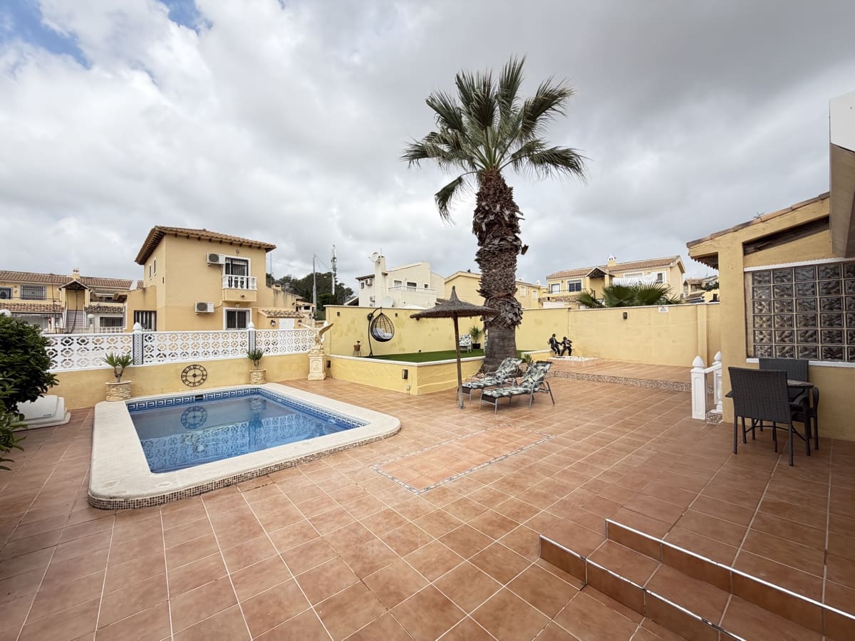 4 soveværelse Villa til salg i Villamartin med swimmingpool garage - € 385.000 (Ref: 9990242)