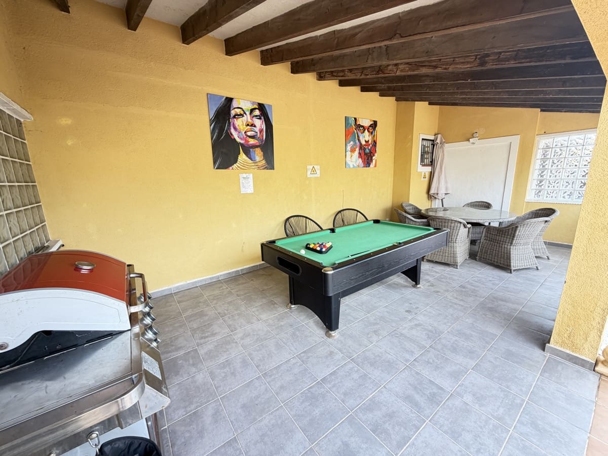 4 soveværelse Villa til salg i Villamartin med swimmingpool garage - € 385.000 (Ref: 9990242)