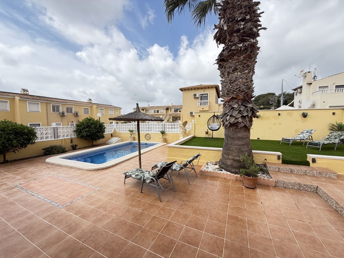 4 soveværelse Villa til salg i Villamartin med swimmingpool garage - € 385.000 (Ref: 9990242)