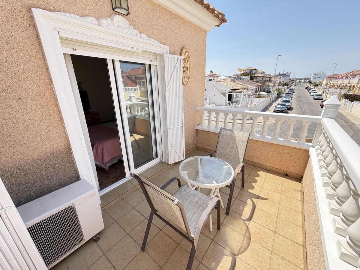 2 soverom Kjedet enebolig til salgs i La Zenia med svømmebasseng - € 269 000 (Ref: 9990243)