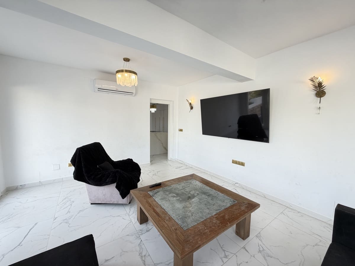 6 bedroom Villa for sale in Villamartin with pool garage - € 695,000 (Ref: 9990253)