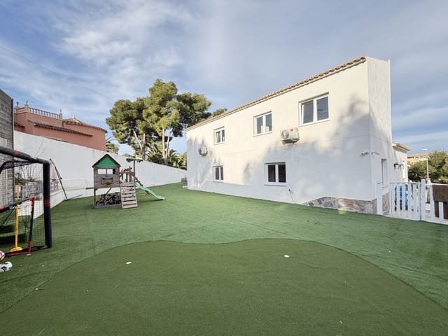 6 slaapkamer Villa te koop in Villamartin, Orihuela met zwembad garage - € 695.000 (Ref: 9990253)