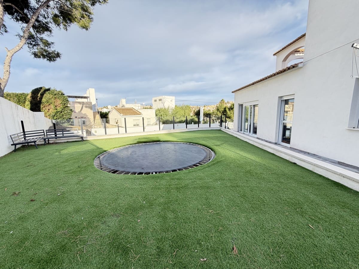 6 bedroom Villa for sale in Villamartin with pool garage - € 695,000 (Ref: 9990253)