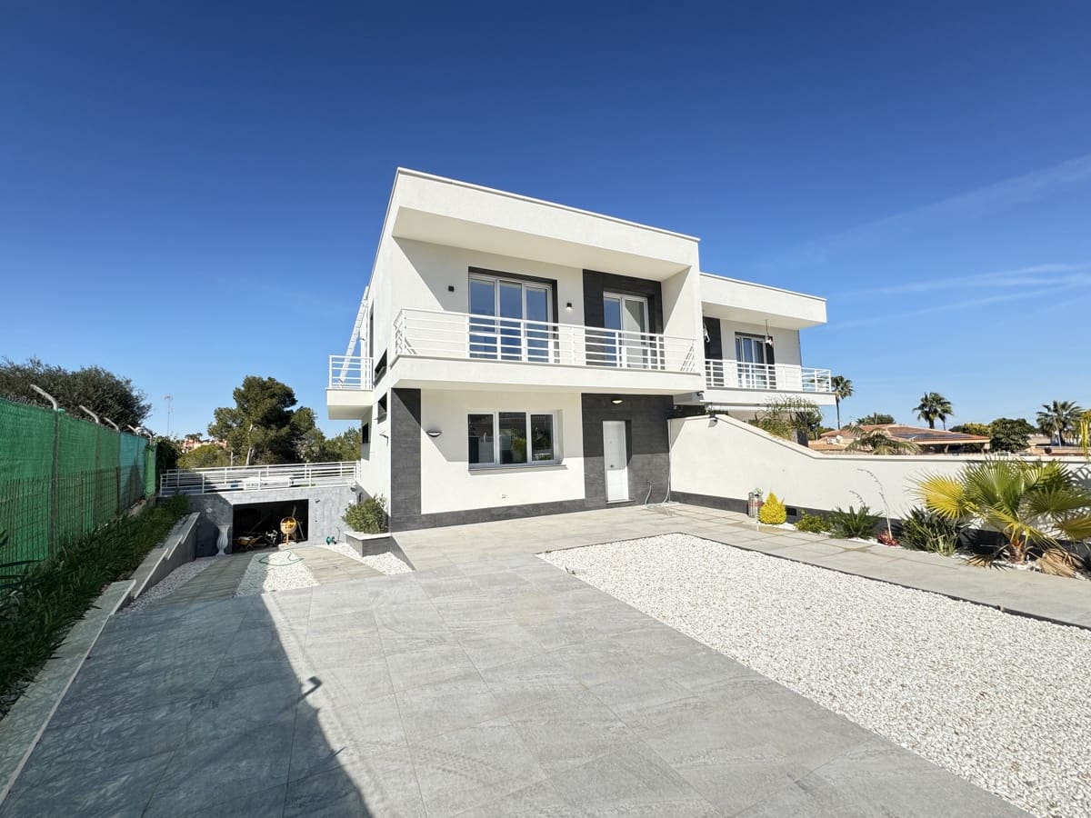 4 slaapkamer Villa te koop in Los Balcones met zwembad garage - € 599.000 (Ref: 9990257)