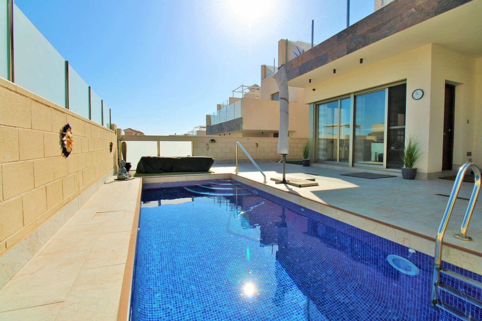 3 soveværelse Villa til salg i Villamartin med swimmingpool garage - € 375.000 (Ref: 9993905)