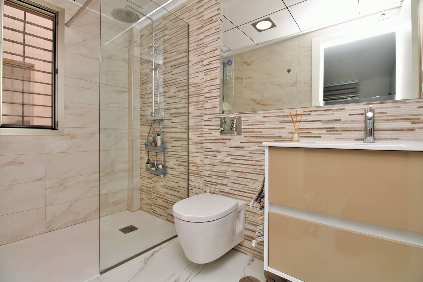 3 soveværelse Villa til salg i Villamartin med swimmingpool garage - € 375.000 (Ref: 9993905)
