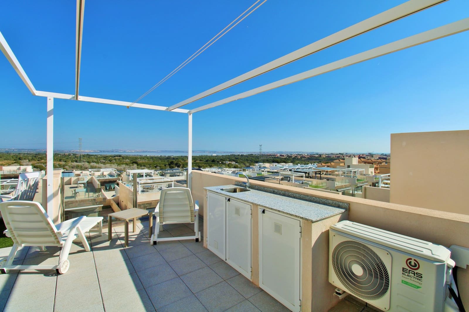 3 soveværelse Villa til salg i Villamartin med swimmingpool garage - € 375.000 (Ref: 9993905)
