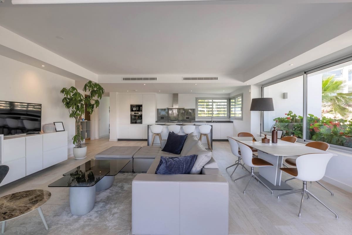 2 bedroom Apartment for sale in Estepona with pool - € 580,000 (Ref: 7195907)