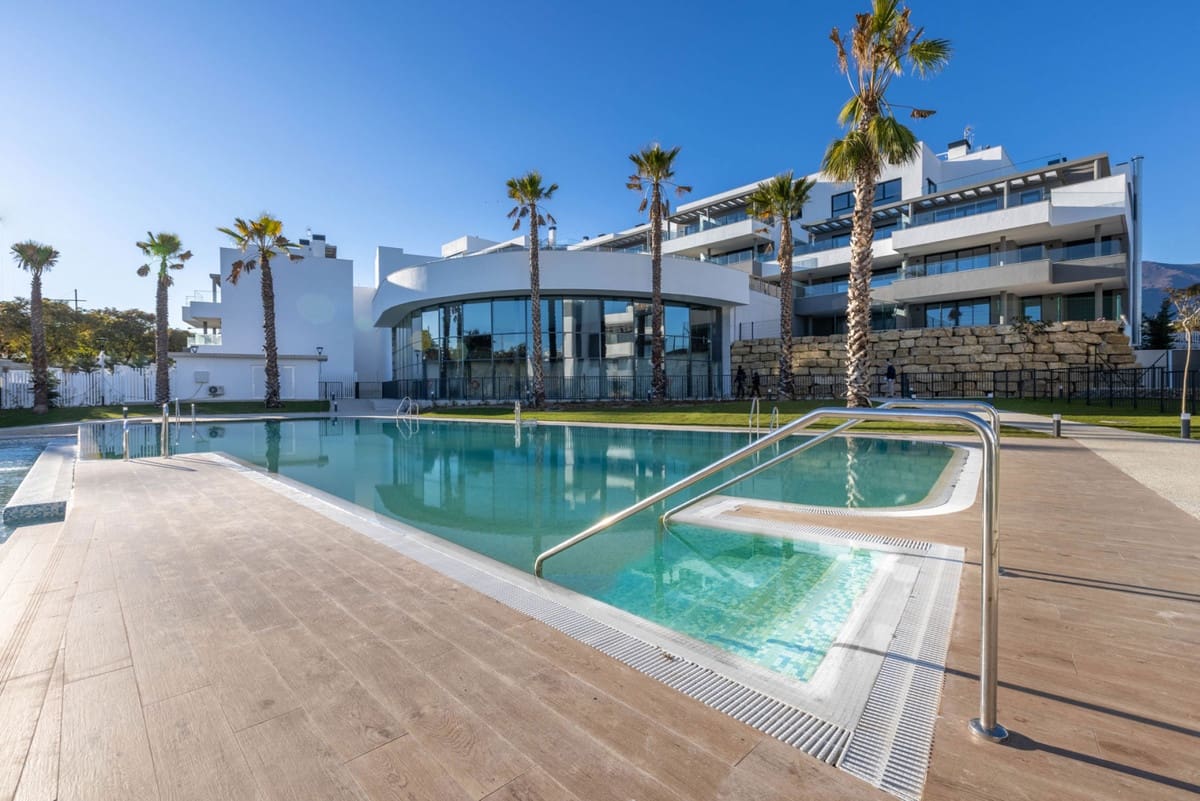 Apartamento de 3 habitaciones en Estepona en venta con piscina garaje - 407.000 € (Ref: 7196063)