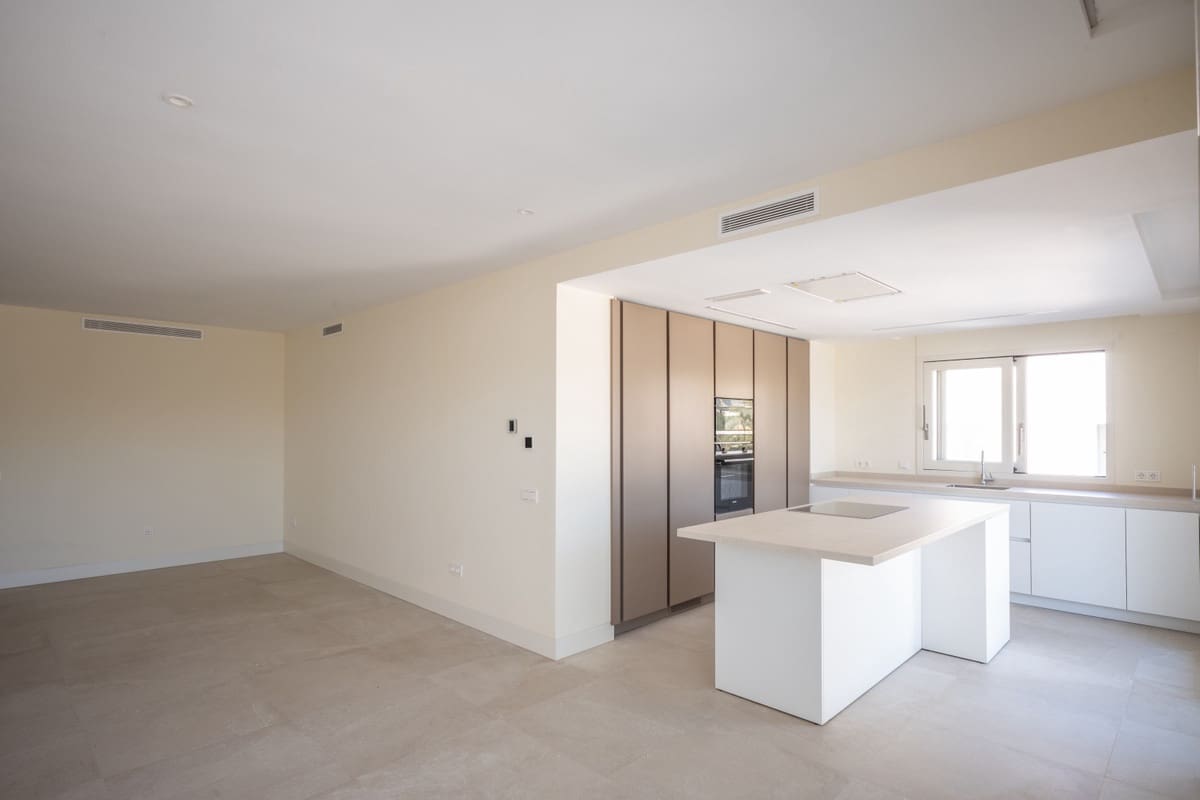 3 bedroom Penthouse for sale in Marbella with pool garage - € 2,595,000 (Ref: 7196105)