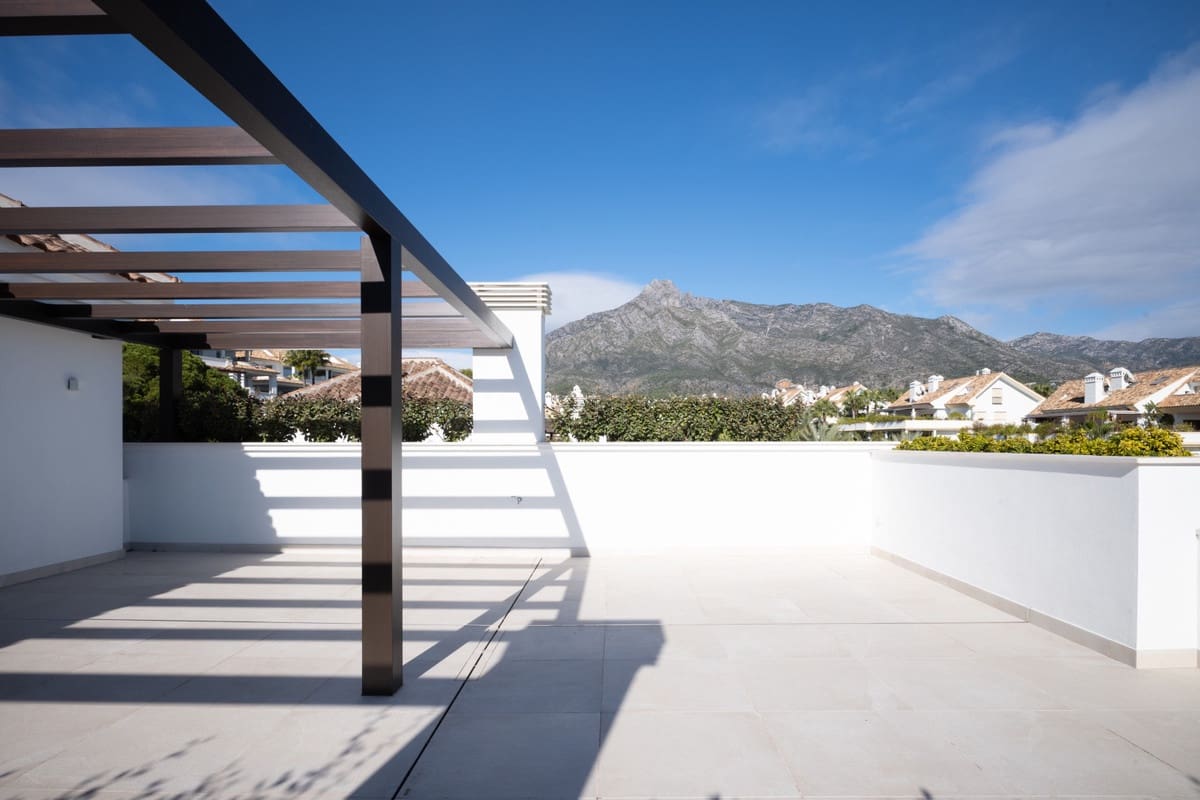3 bedroom Penthouse for sale in Marbella with pool garage - € 2,595,000 (Ref: 7196105)